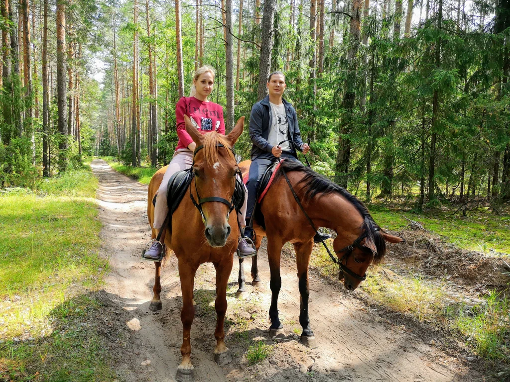 Парень и девушка на лошадях